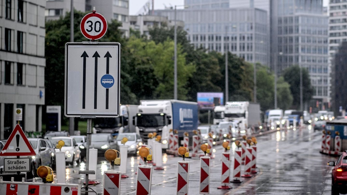 Bei Baustellen in Berlin ist oft nicht klar, wie lange mit Einschränkungen auf der Straße zu rechnen ist. (Archivbild) Foto: Bri