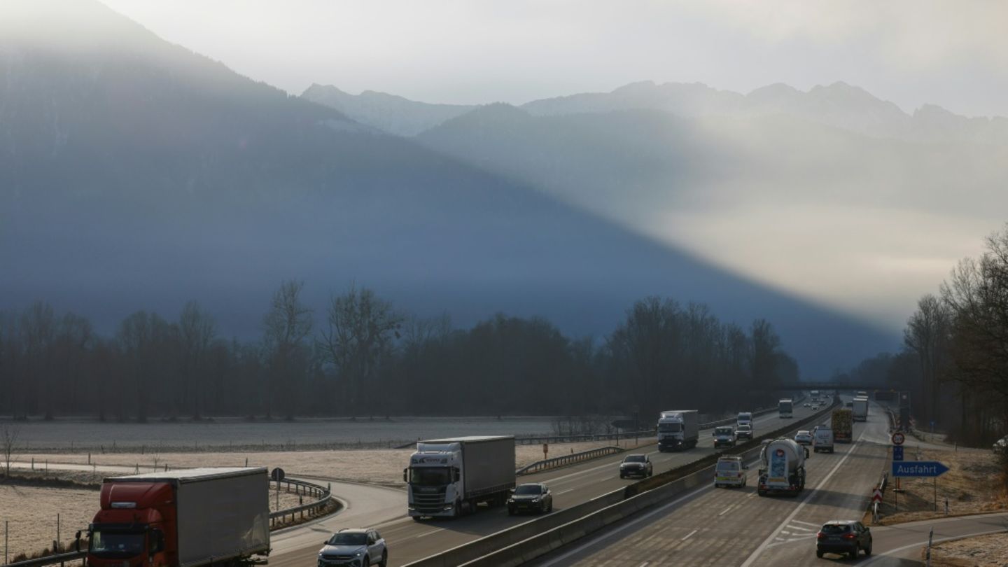 Lastwagen auf einer Autobahn in Bayern