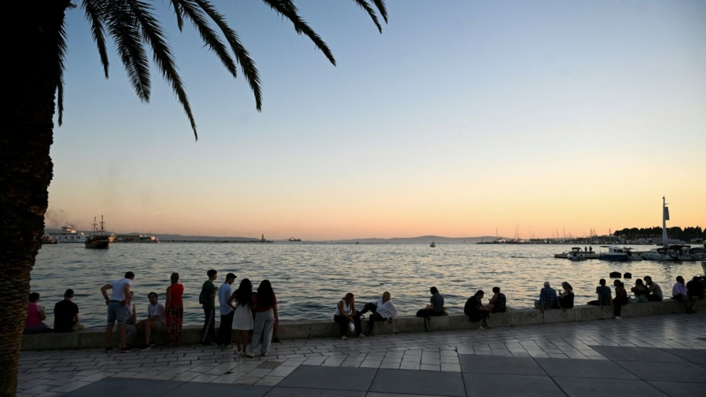 Touristen am Strand von Split