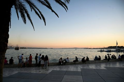 Touristen am Strand von Split