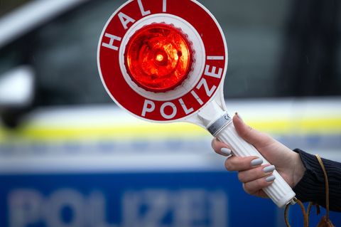 Der oder die Unbekannte hatte die Aufforderung der Polizei ignoriert und war geflohen. (Symbolbild) Foto: Soeren Stache/dpa