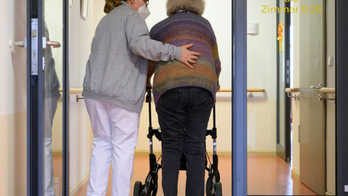 Pflegerin mit einer Altenheimbewohnerin