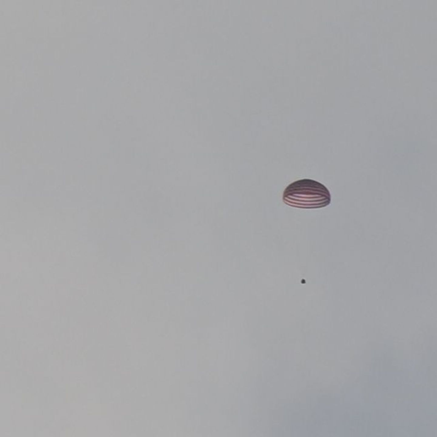 Die Rückkehrkapsel von Chinas Mission „Shenzhou 21“ kehrt an einem Fallschirm zur Erde zurück