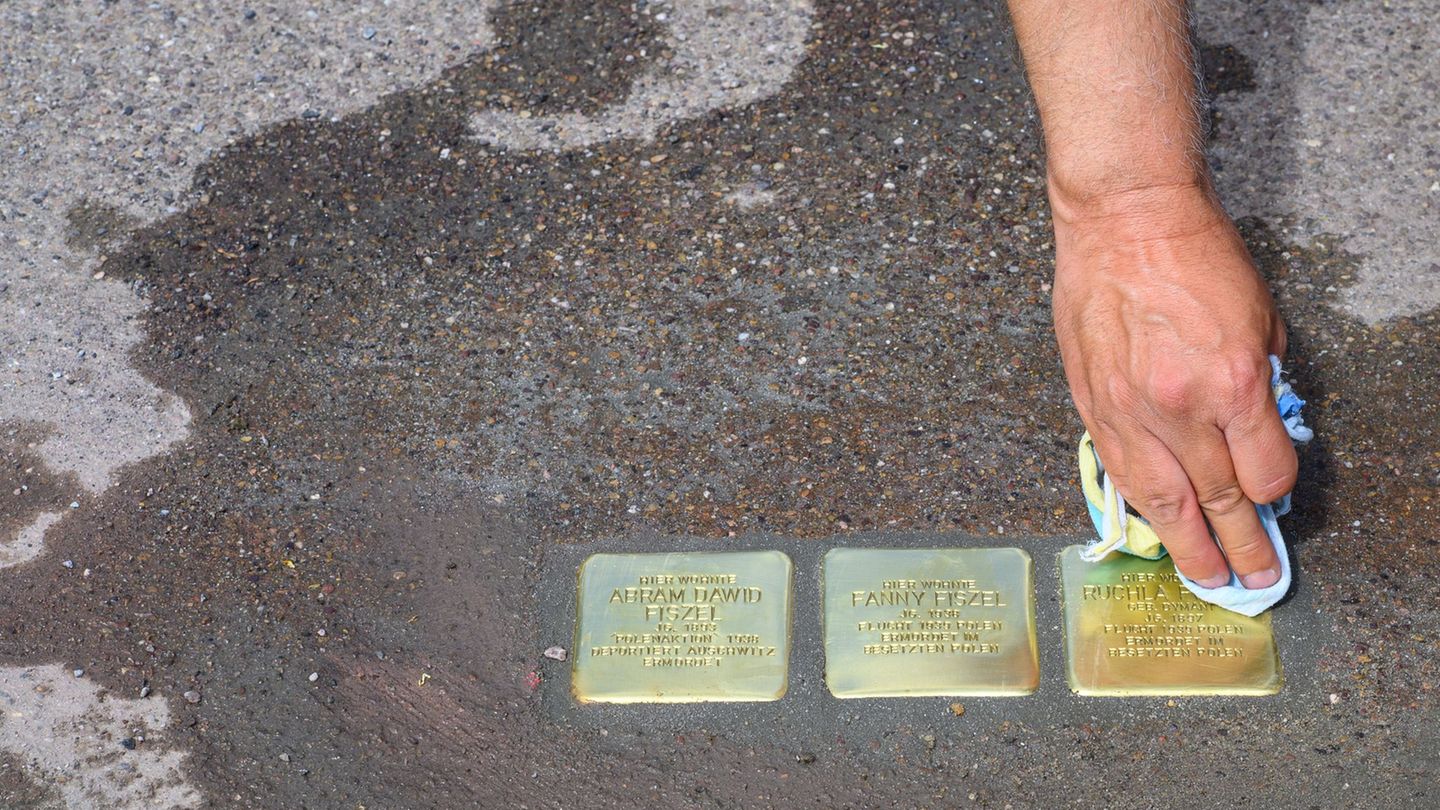 Die beschmierten Stolpersteine wurden wieder gereinigt. Foto: Klaus-Dietmar Gabbert/dpa