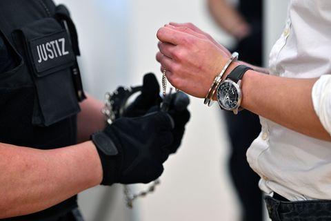 Den Hauptangeklagten hat das Gericht zu einer mehrjährigen Haftstrafe verurteilt, weil er sich unter anderem der Brandstiftung u