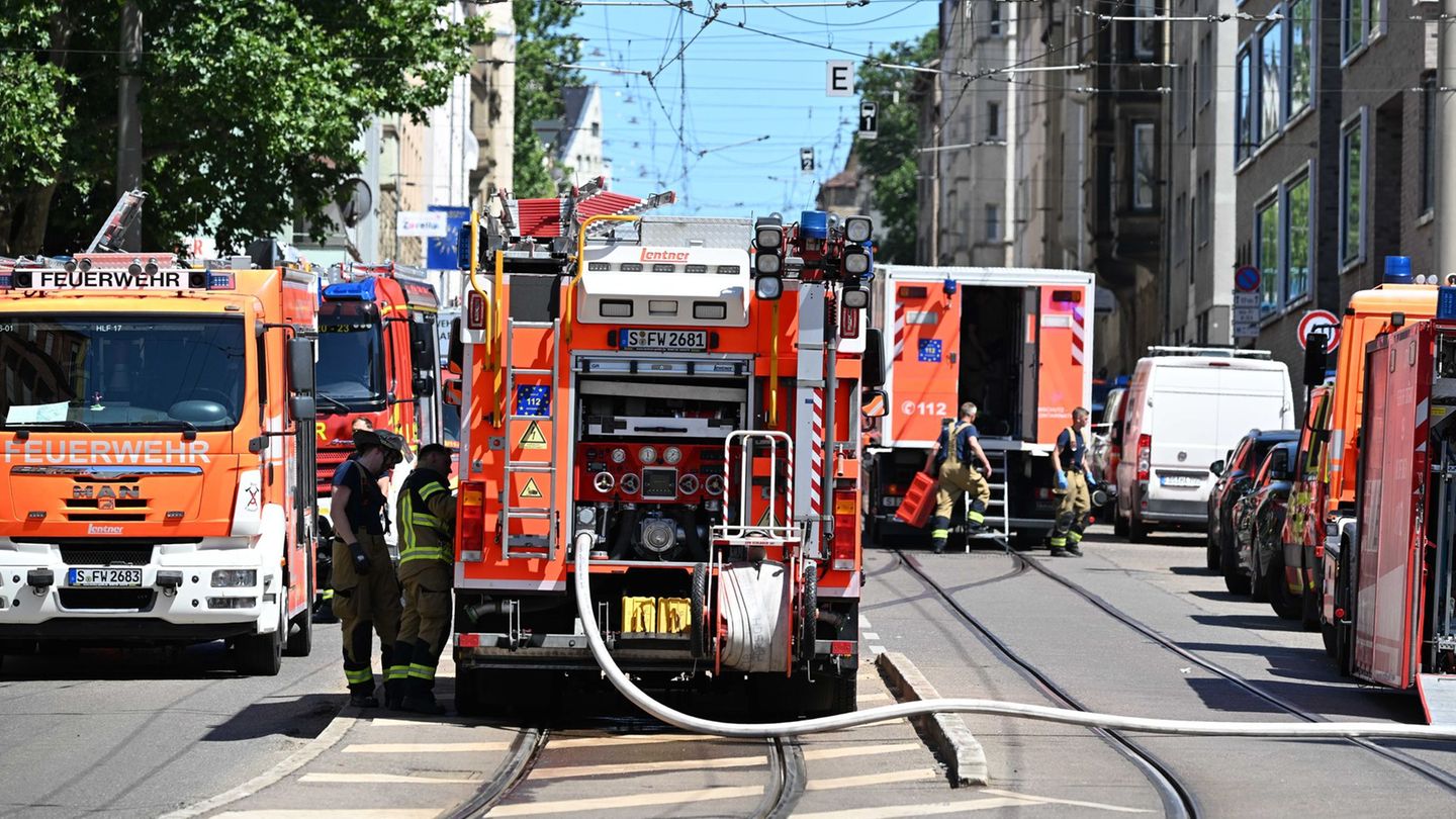 Brand in Stuttgart: Rauchwolken steigen aus Supermarkt auf