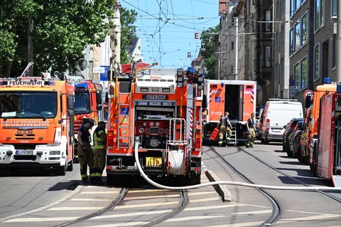 Die Feuerwehr rückte mit zahlreichen Einsatzfahrzeugen an. Foto: Bernd Weißbrod/dpa