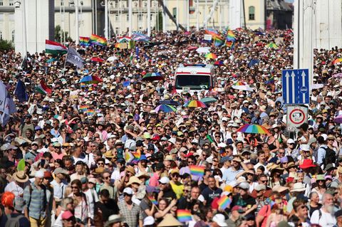 Budapest: Teilnehmer des Pride-Marsches überqueren die Elisabeth-Brücke (Archivfoto)