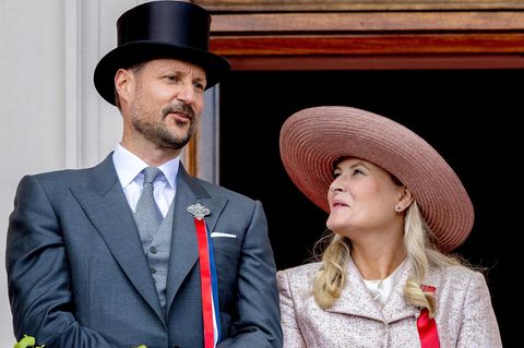 Mette-Marit lächelt Kronprinz Haakon von der Seite an