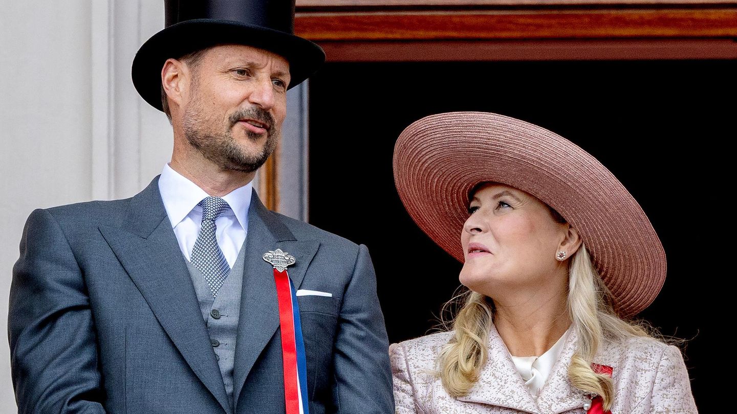 Mette-Marit lächelt Kronprinz Haakon von der Seite an
