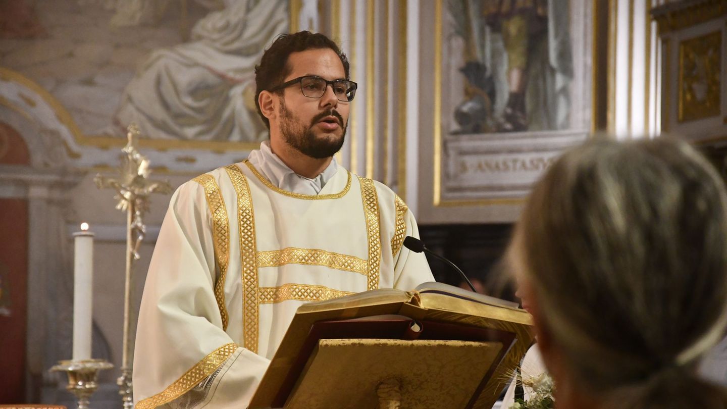 Feierliche Priesterweihe für den 29 Jahre alten Karim Habib Gehrmann in Dresden. Foto: Bistum Dresden-Meißen/dpa