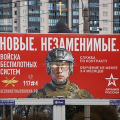 Ein Werbeplakat in Russland wirbt für den Dienst an der Waffe