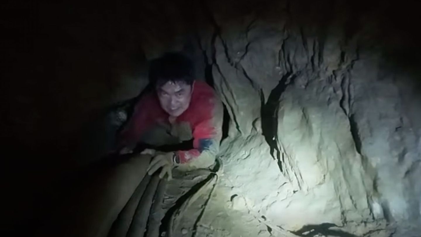 Schwierige Rettungsaktion: Erster Goldsucher nach zehn Tagen aus Höhle geborgen