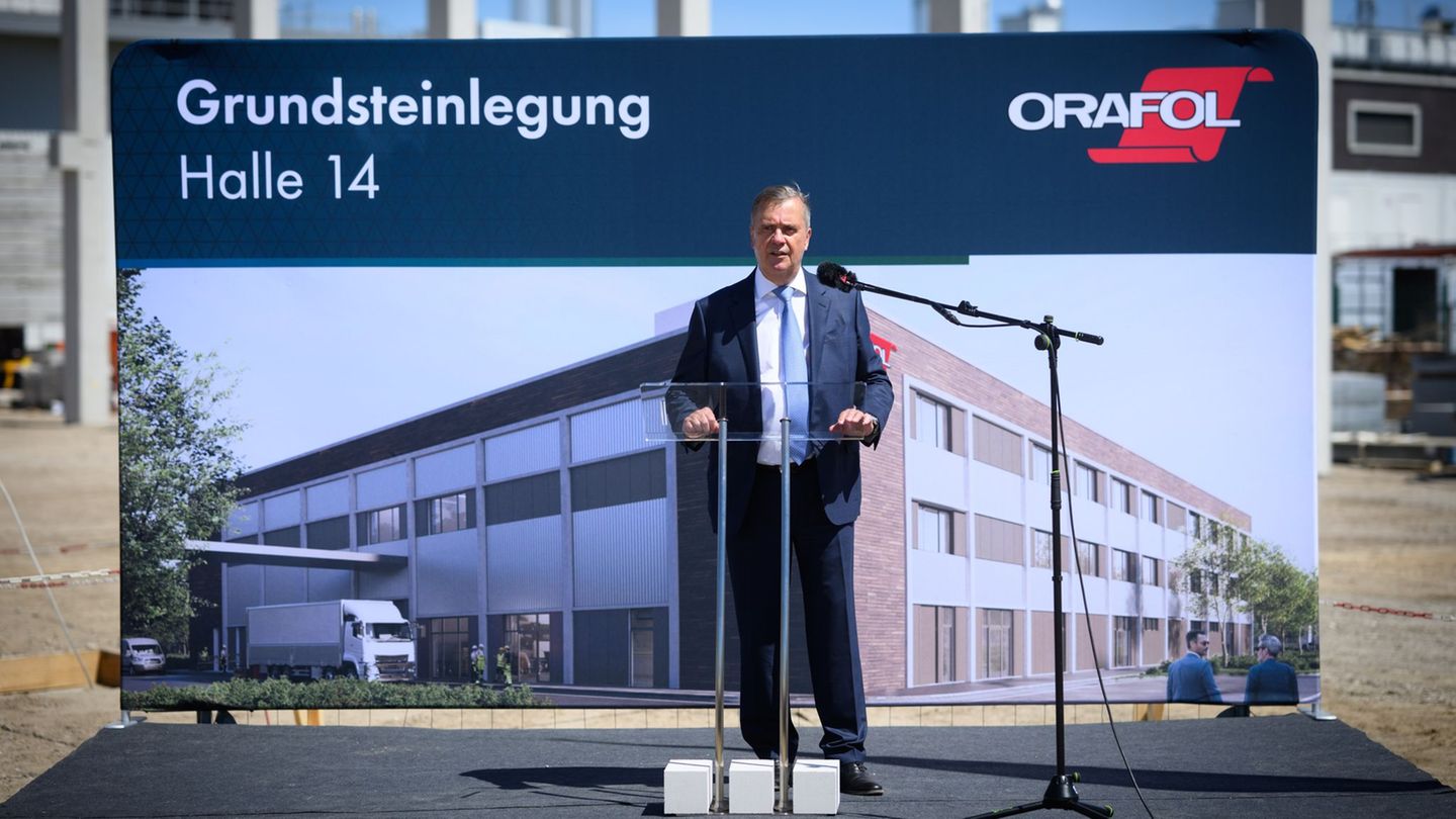 Der Chef von Orafol, Holger Loclair, setzt Erweiterungspläne am Stammsitz Oranienburg um. Foto: Bernd von Jutrczenka/dpa
