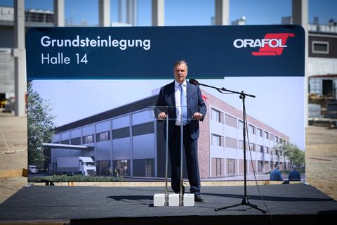 Der Chef von Orafol, Holger Loclair, setzt Erweiterungspläne am Stammsitz Oranienburg um. Foto: Bernd von Jutrczenka/dpa