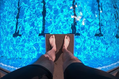 Vom Sprungturm aus ins kühle Wasser - in Gütersloh geht das vorerst nicht. (Symbolbild) Foto: Friso Gentsch/dpa