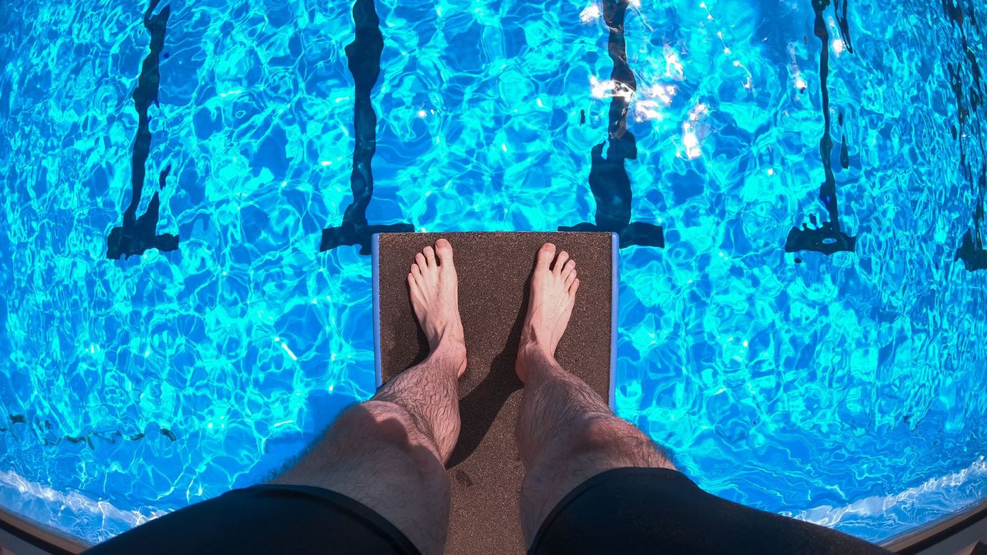 Vom Sprungturm aus ins kühle Wasser - in Gütersloh geht das vorerst nicht. (Symbolbild) Foto: Friso Gentsch/dpa