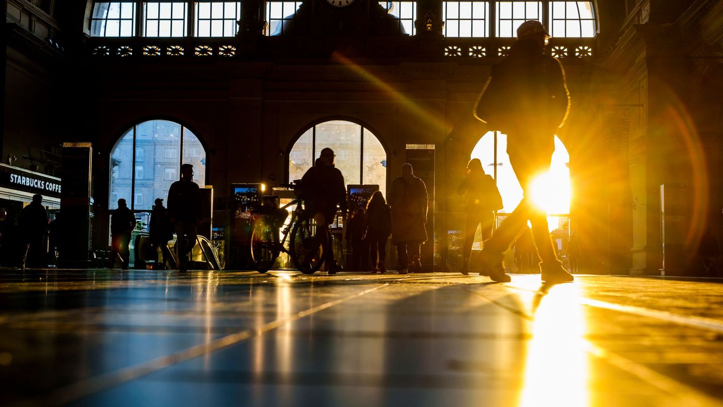 Ein zentraler Zugang zum Hauptbahnhof ist nun wieder frei. Foto: Andreas Arnold/dpa