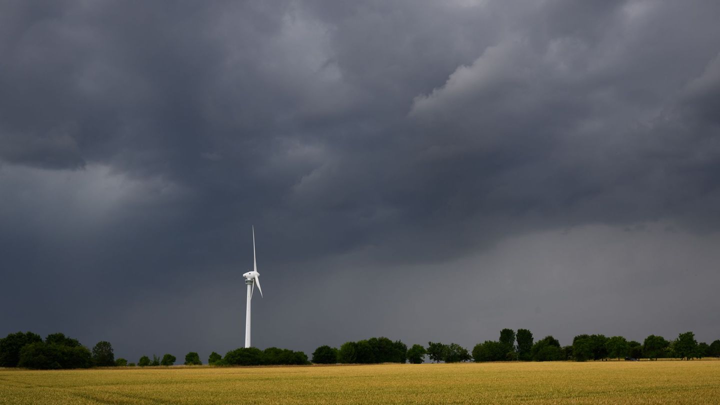 Wegen einer Gewitterfront gelten erste Unwetterwarnungen in Niedersachsen. (Archivbild) Foto: Julian Stratenschulte/dpa