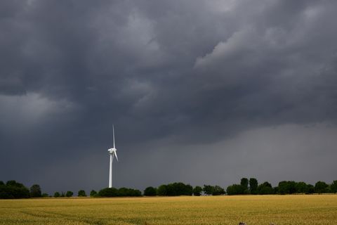 Wegen einer Gewitterfront gelten erste Unwetterwarnungen in Niedersachsen. (Archivbild) Foto: Julian Stratenschulte/dpa