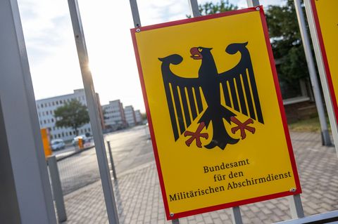 Der Militärische Abschirmdienst (MAD) ist der Nachrichtendienst der Bundeswehr. Er untersteht dem Verteidigungsministerium. (Sym