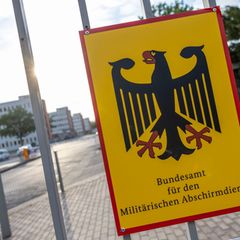 Der Militärische Abschirmdienst (MAD) ist der Nachrichtendienst der Bundeswehr. Er untersteht dem Verteidigungsministerium. (Sym