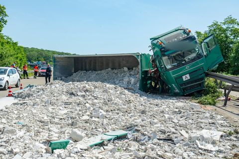 Ein umgekippter Lastwagen blockierte die A6 bei Saarbrücken. Foto: Becker & Bredel/dpa