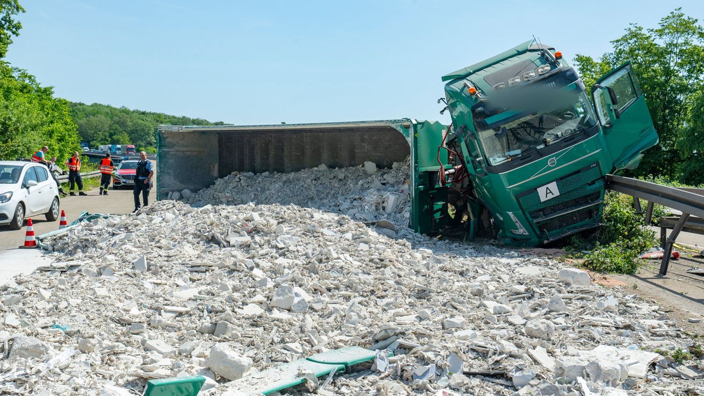 Ein umgekippter Lastwagen blockierte die A6 bei Saarbrücken. Foto: Becker & Bredel/dpa
