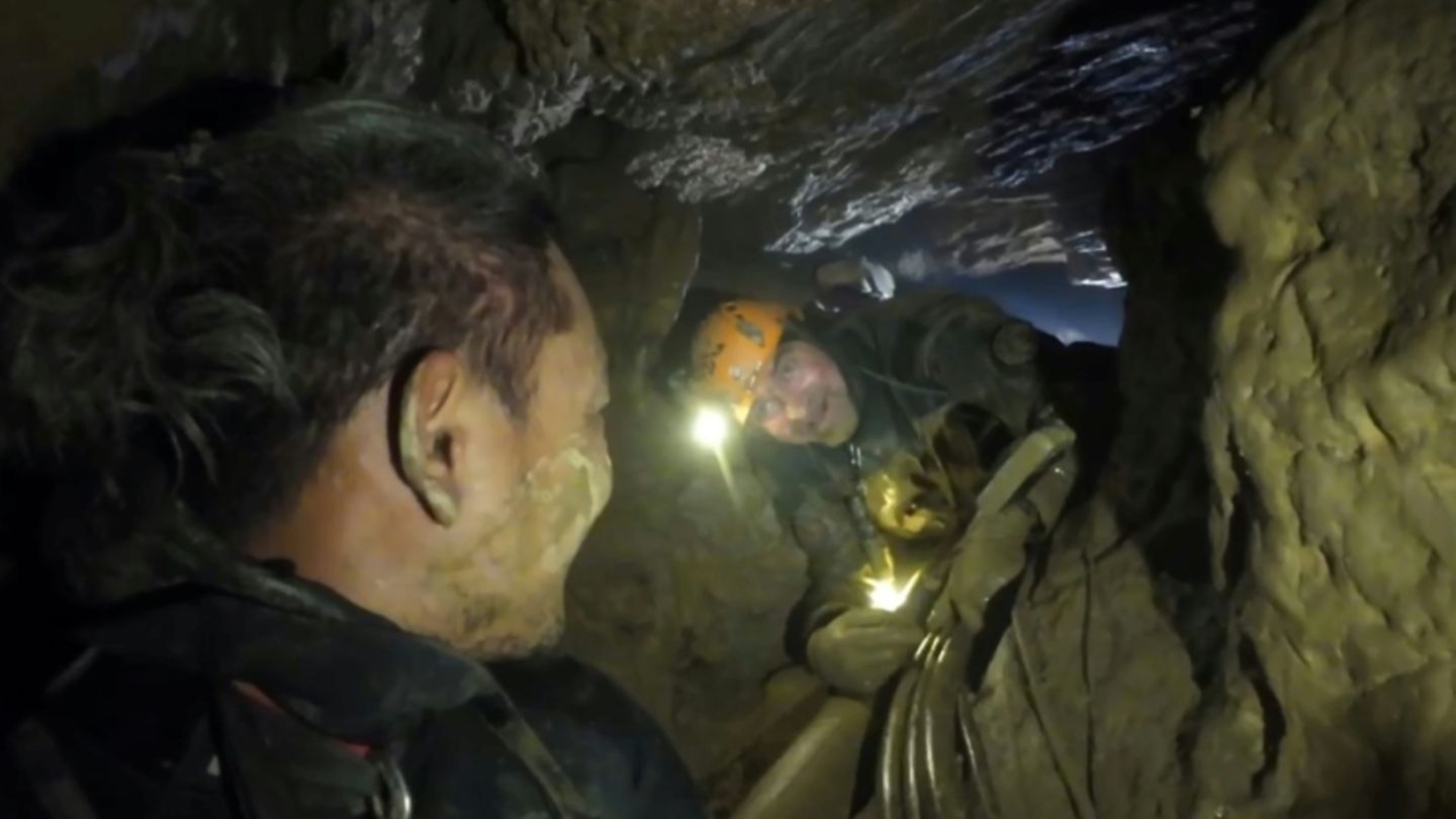 Retter in der überfluteten Höhle in Laos