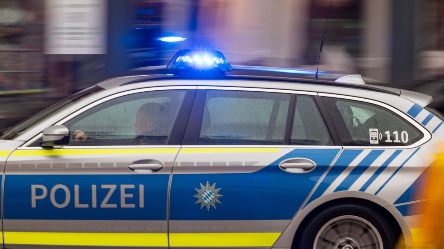 Nach Angaben der Polizei ereignete sich der Unfall beim Abbiegen. (Symbolbild) Foto: Peter Kneffel/dpa