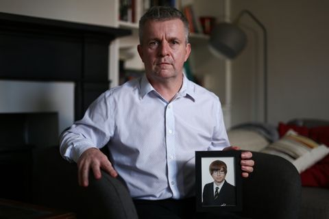 David Parfett mit einem Foto seines Sohns, der sich das Leben nahm