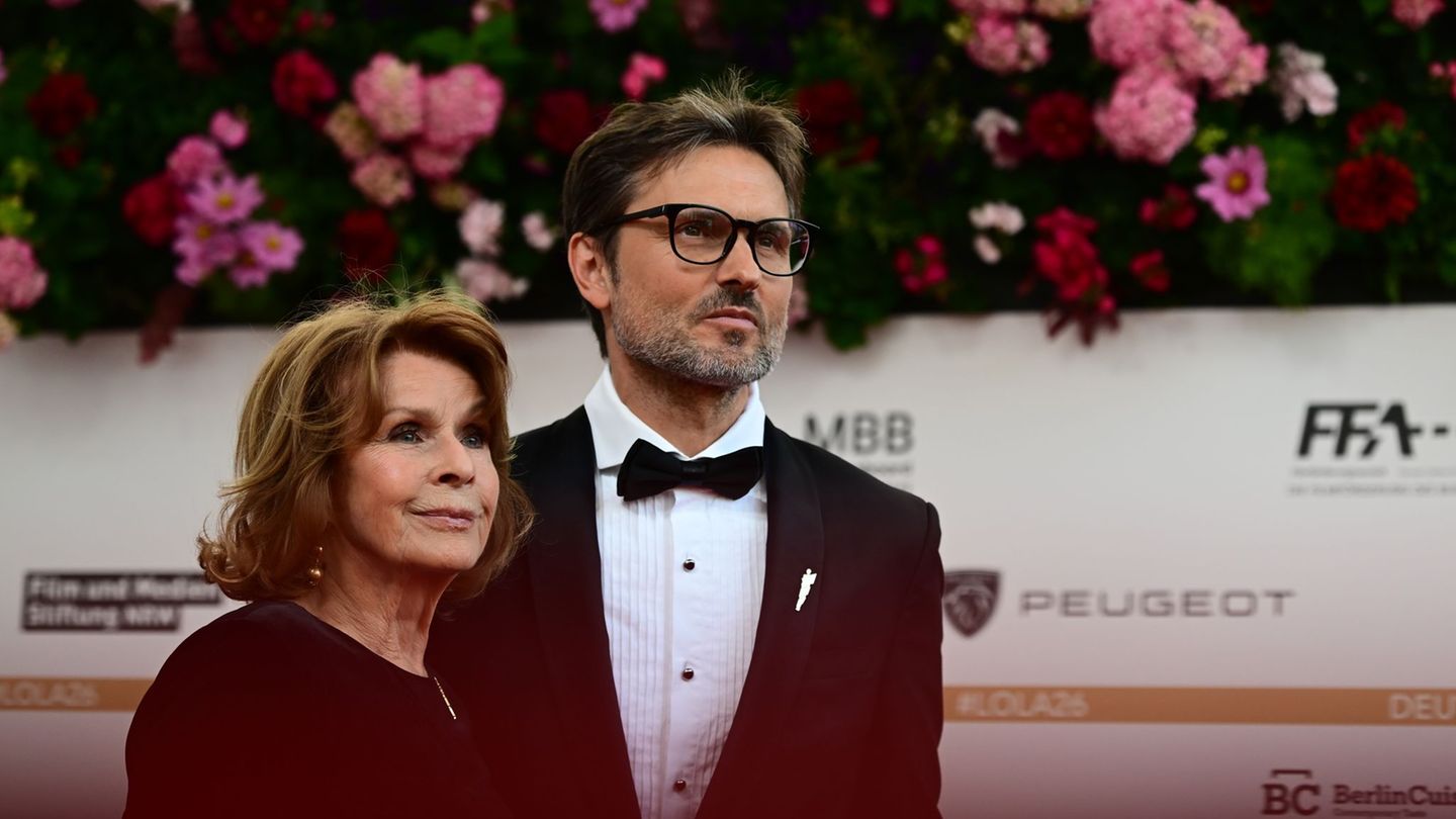 Senta Berger und Sohn Simon Verhoeven zusammen auf dem roten Teppich. Foto: Sebastian Gollnow/dpa