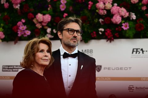 Senta Berger und Sohn Simon Verhoeven zusammen auf dem roten Teppich. Foto: Sebastian Gollnow/dpa