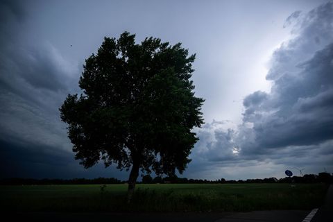 Wegen einer Gewitterfront gelten erste Unwetterwarnungen im Westen Deutschlands. Foto: Sina Schuldt/dpa