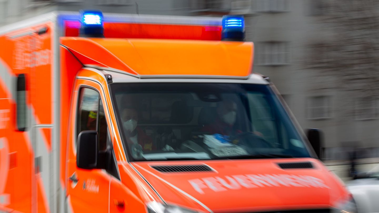 Ein Mann in Hamburg-Harburg ist nach einem Unfall lebensgefährlich verletzt. (Illustration.) Foto: Fernando Gutierrez-Juarez/dpa
