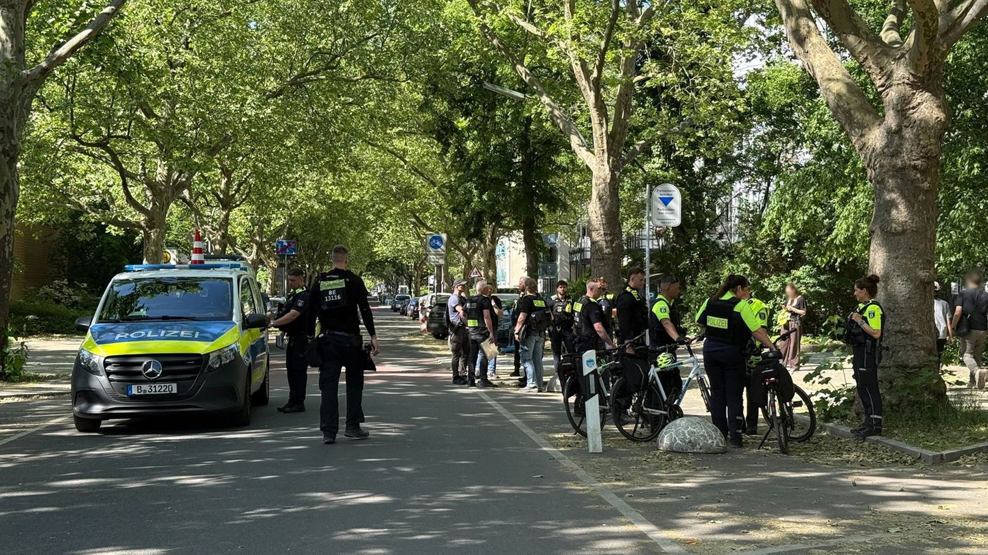 Ein Streit zwischen zwei Gruppen in Berlin-Wilmersdorf endet vor einer Schule blutig. Foto: Shireen Broszies/dpa