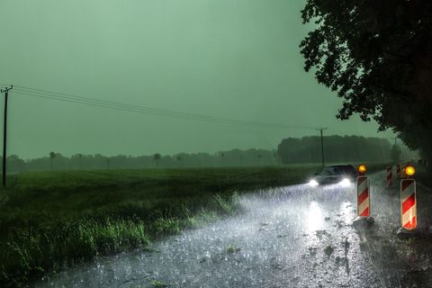 Wegen einer Gewitterfront gelten Unwetterwarnungen im Westen Deutschlands. Foto: David Ebener/dpa