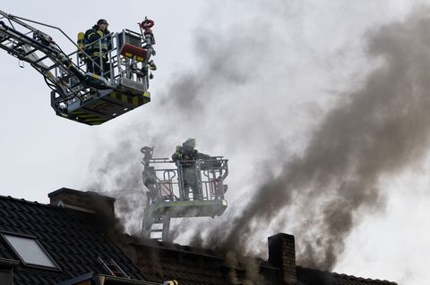 Am Abend war das Feuer unter Kontrolle. Foto: Boris Roessler/dpa