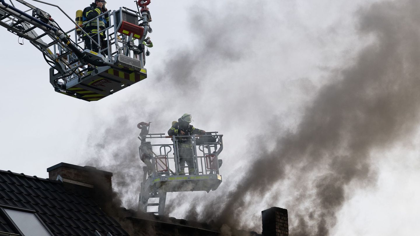 Am Abend war das Feuer unter Kontrolle. Foto: Boris Roessler/dpa