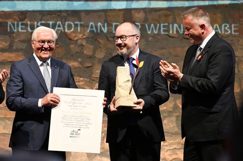 Steinmeier (l) würdigte Bodnar (M) als leidenschaftlichen Kämpfer für Menschenrechte, Demokratie und Rechtsstaatlichkeit. Foto: