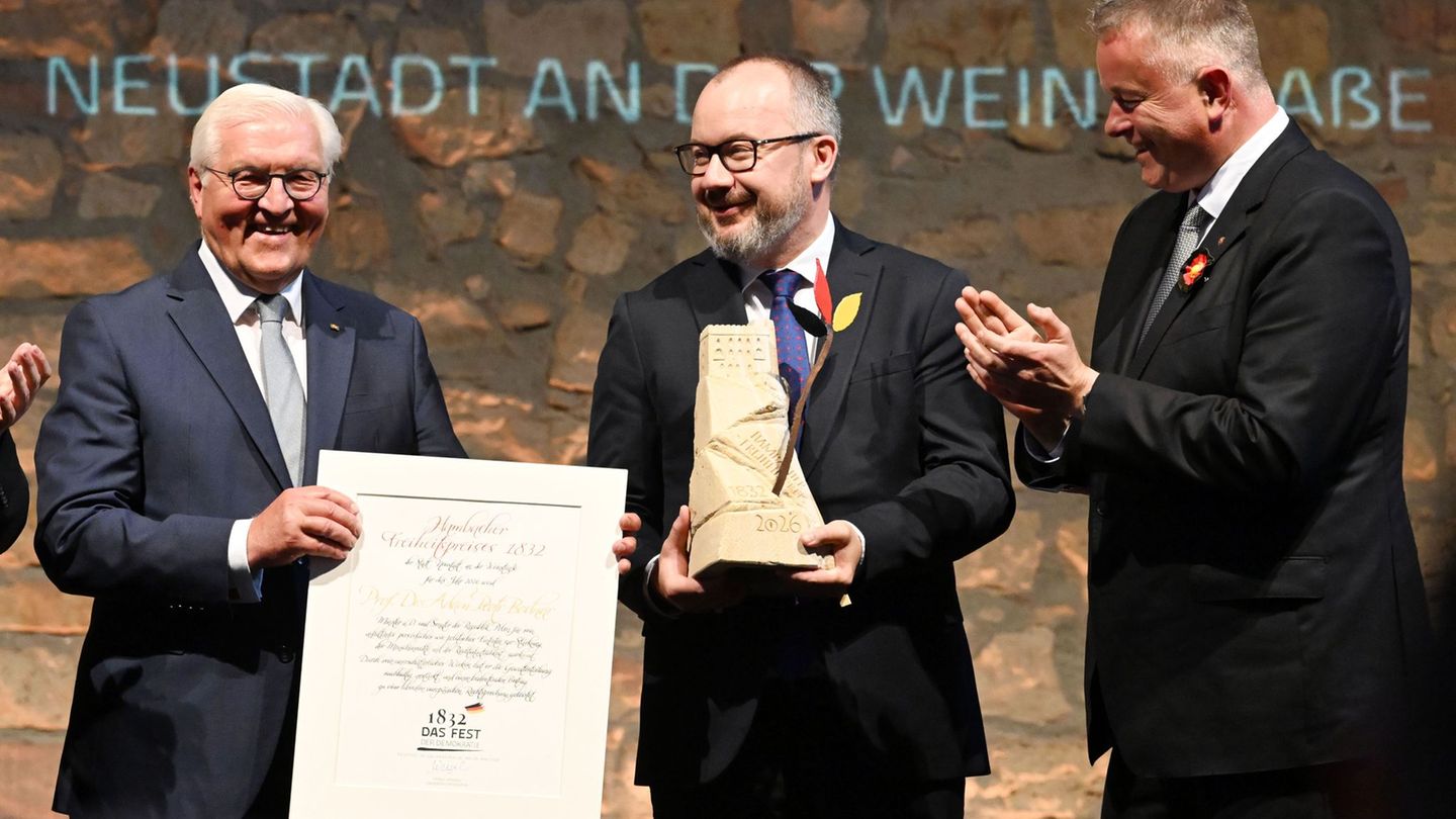 Steinmeier (l) würdigte Bodnar (M) als leidenschaftlichen Kämpfer für Menschenrechte, Demokratie und Rechtsstaatlichkeit. Foto: