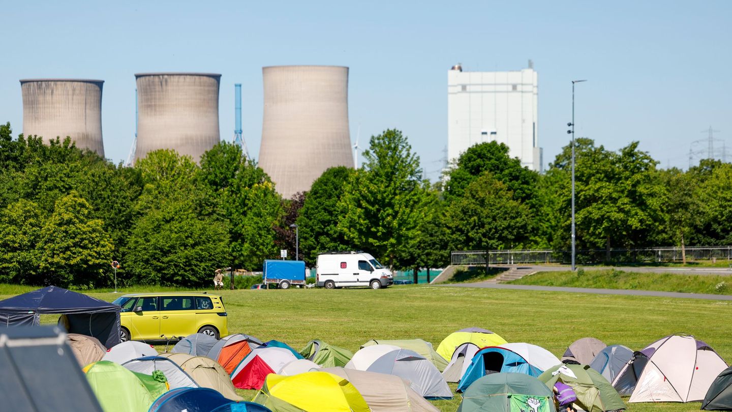 Klimaschützer wollten bei einem Demonstrationszug direkt vor dem Gersteinwerk in Werne starten. Die Polizei hatte Bedenken und e