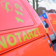Ein Mann und eine Frau sind nach Angaben des Lagezentrums mutmaßlich schwer verletzt worden. (Symbolbild) Foto: Julian Stratensc