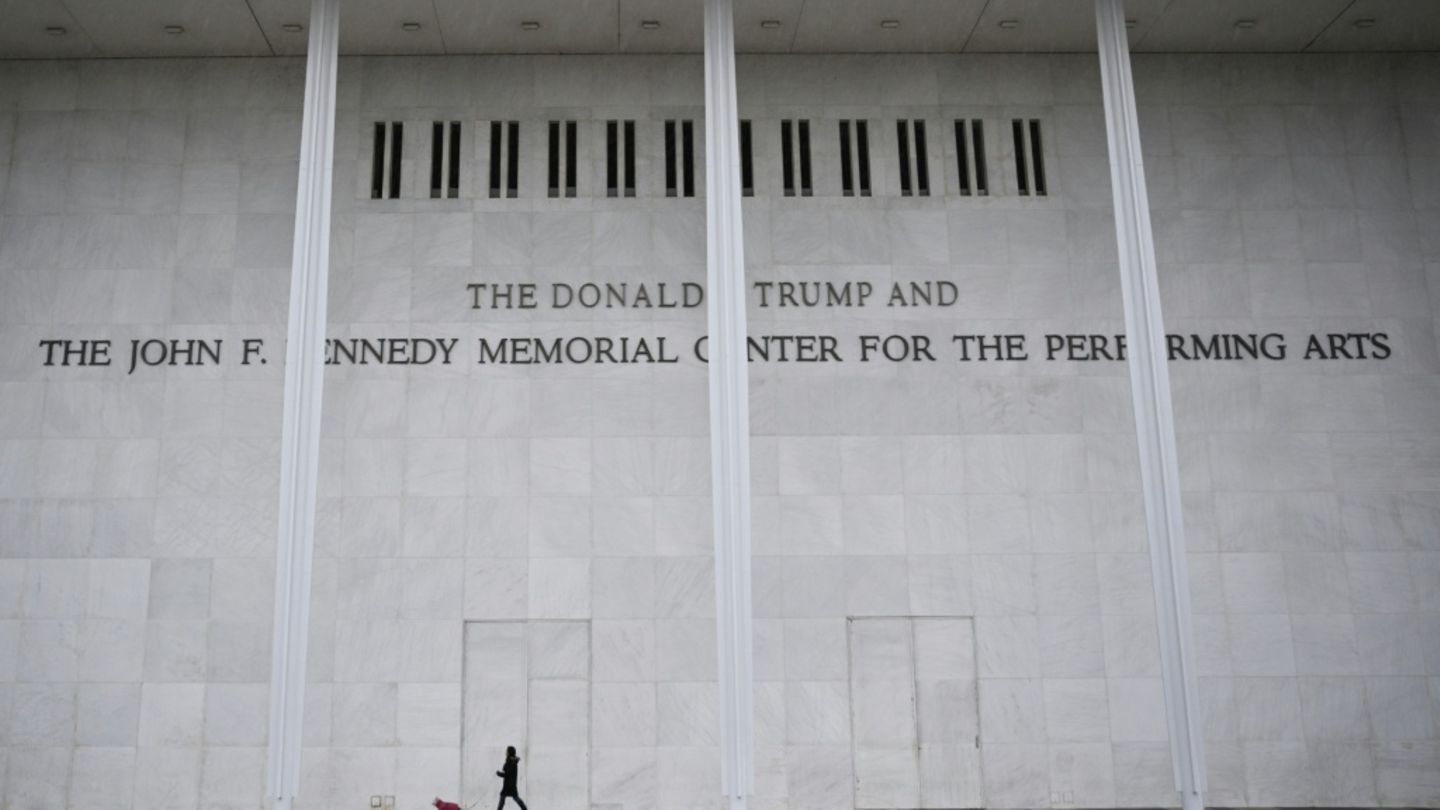 Das Kennedy Center in Washington mit Trumps Namen