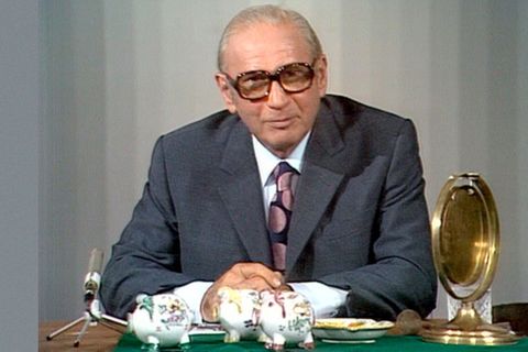 Fast 40 Jahre lang leitete Robert Lembke das Erfolgsquiz "Was bin ich". Zu erraten war, welcher Profession der Studiogast nachging, der sich mit einer "typischen Handbewegung" zu Beginn zu erkennen gab. Dazu galt es, jeweils einen prominenten Stargast zu erraten.