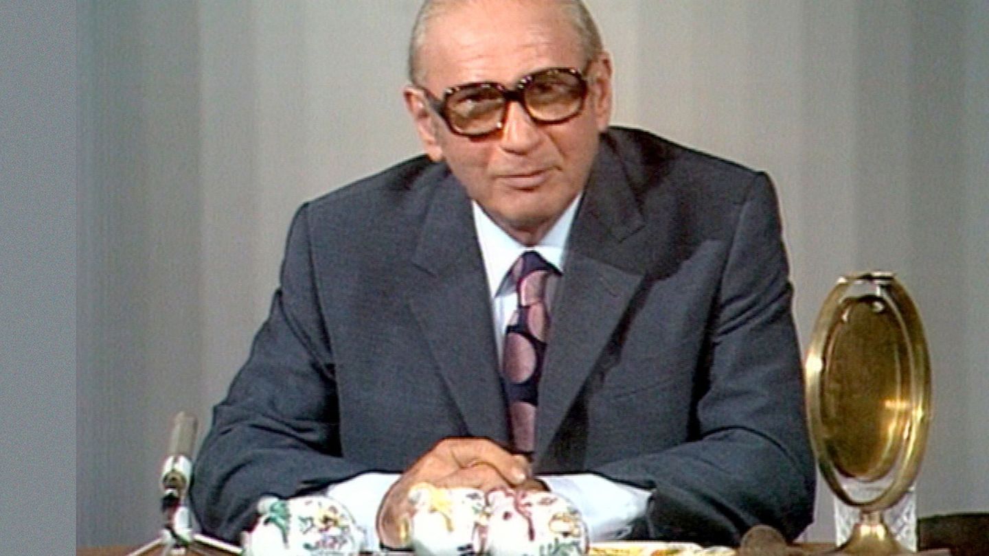 Fast 40 Jahre lang leitete Robert Lembke das Erfolgsquiz "Was bin ich". Zu erraten war, welcher Profession der Studiogast nachging, der sich mit einer "typischen Handbewegung" zu Beginn zu erkennen gab. Dazu galt es, jeweils einen prominenten Stargast zu erraten.
