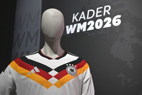 Für viele Fans gehört das Trikot zum Turnier dazu. (Archivbild) Foto: Federico Gambarini/dpa