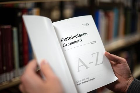 Auch Plattdeutsch hat seine Regeln. (Symbolbild) Foto: Sina Schuldt/dpa