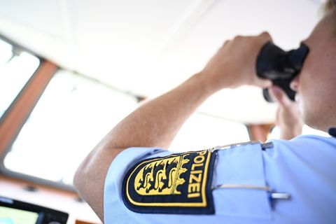 Die Polizei bringt die sieben Kinder sicher zum Ufer zurück. (Symbolbild) Foto: Felix Kästle/dpa