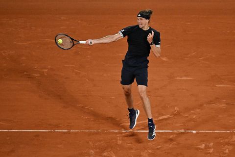 Alexander Zverev schlägt sich ins Achtelfinale der French Open durch. Foto: Emma Da Silva/AP/dpa